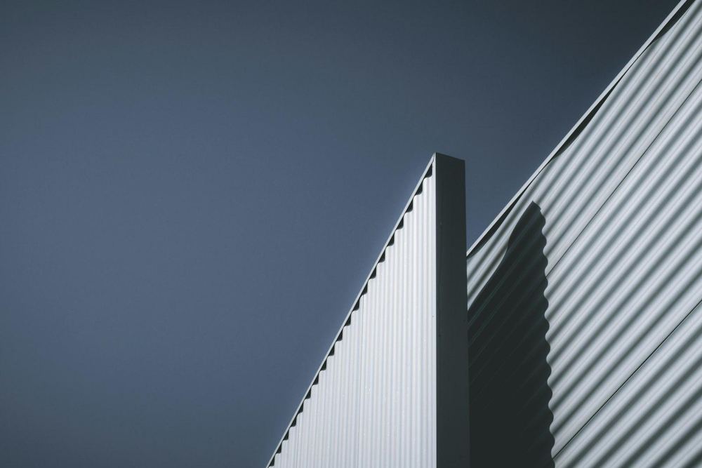 Minimalistische Fassade gegen den Himmel